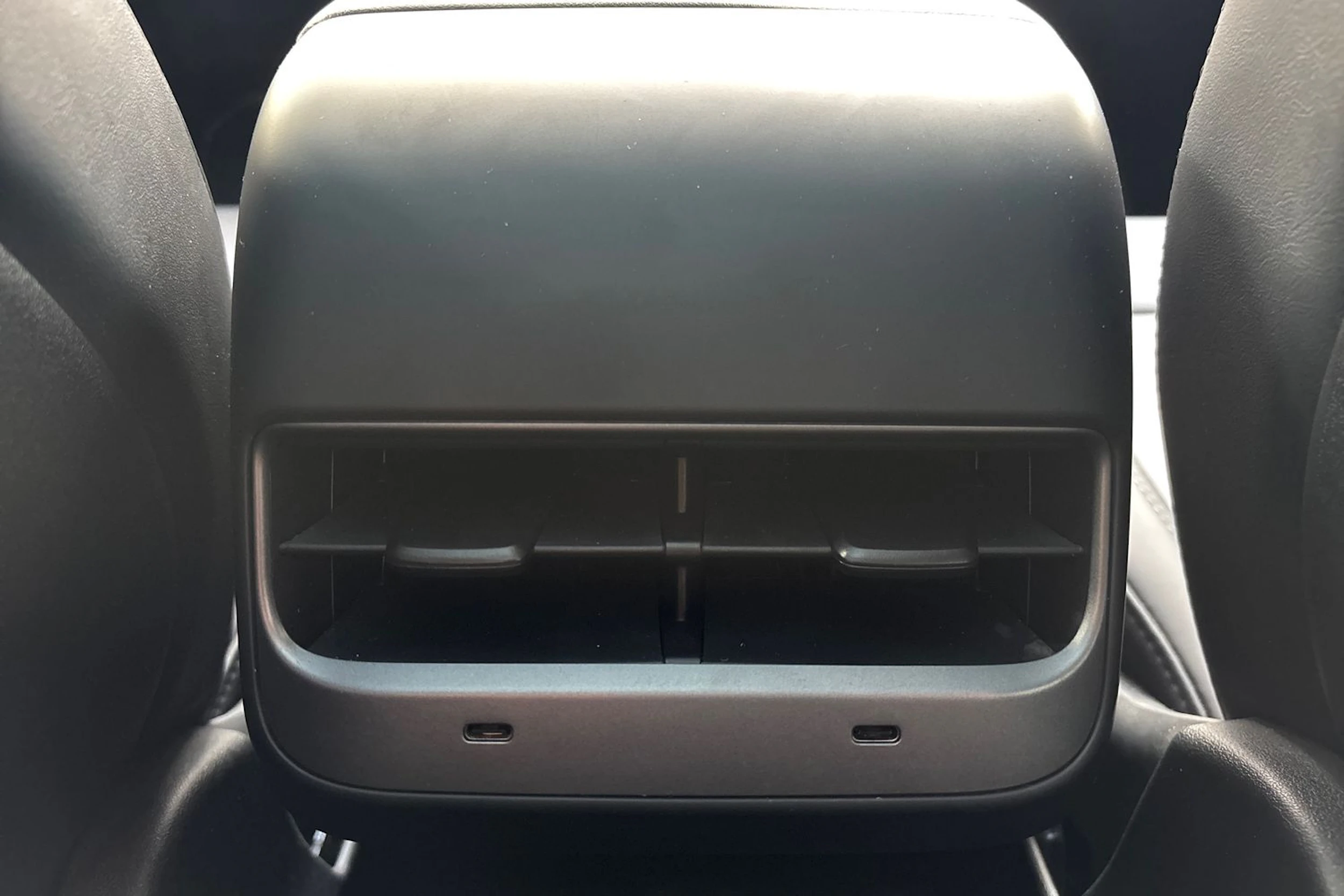 valkoinen Tesla Model Y 2023 kuva 17.