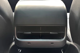 valkoinen Tesla Model Y 2023 kuva 17.