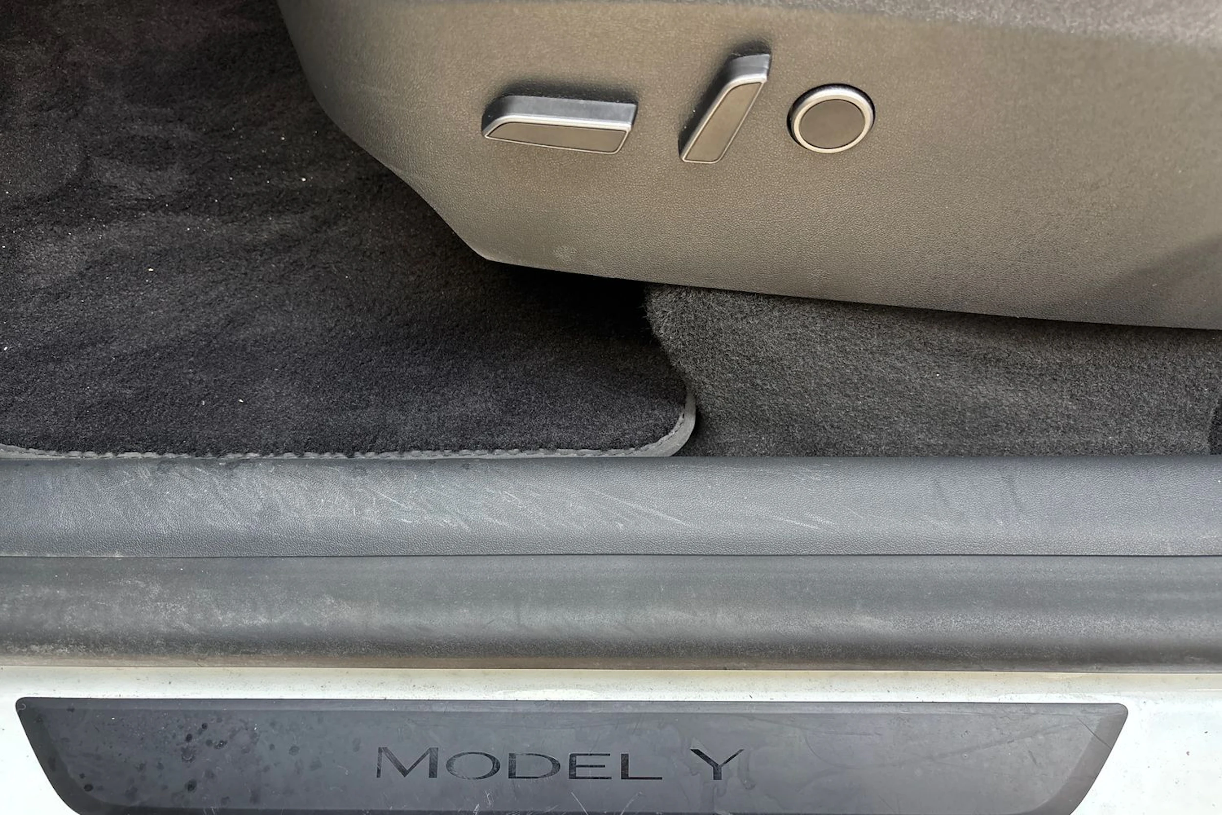 valkoinen Tesla Model Y 2023 kuva 18.