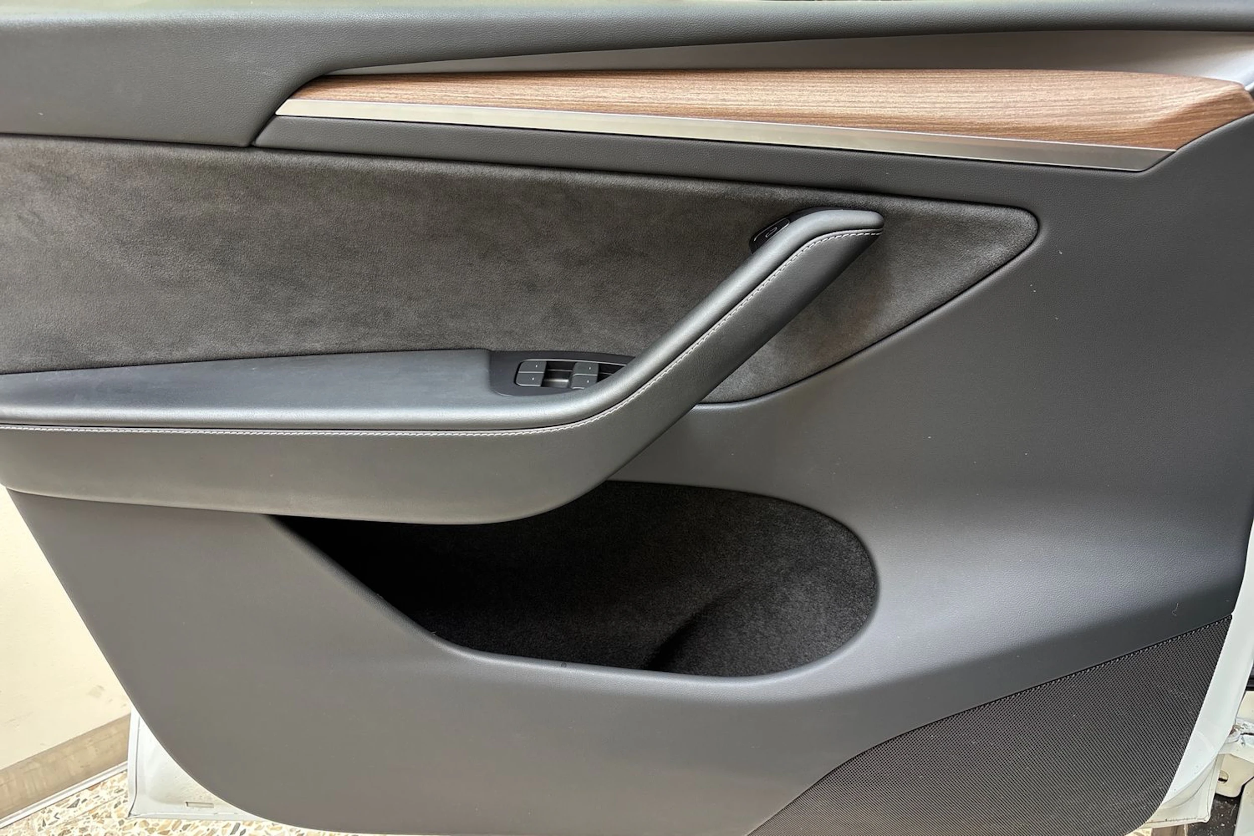 valkoinen Tesla Model Y 2023 kuva 19.