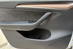 valkoinen Tesla Model Y 2023 kuva 19.