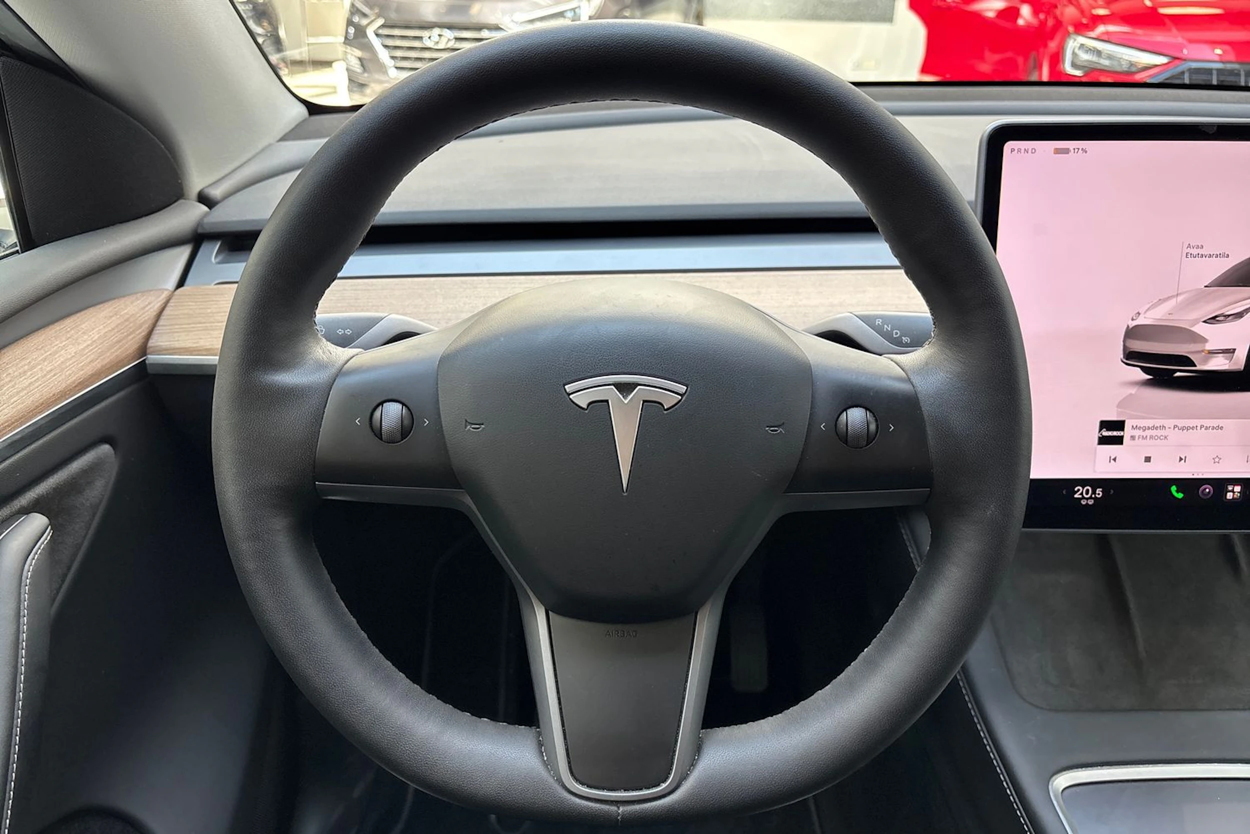 valkoinen Tesla Model Y 2023 kuva 20.