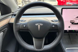 valkoinen Tesla Model Y 2023 kuva 20.