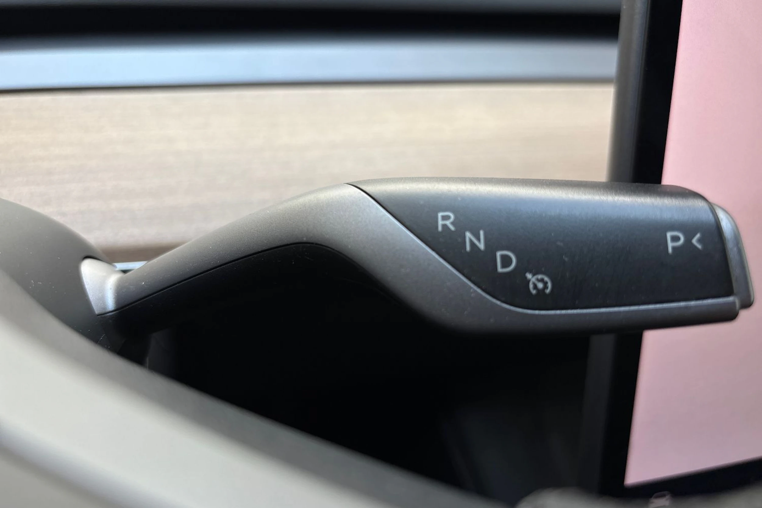 valkoinen Tesla Model Y 2023 kuva 21.