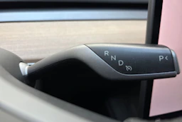 valkoinen Tesla Model Y 2023 kuva 21.