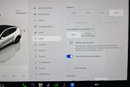 valkoinen Tesla Model Y 2023 kuva 26.