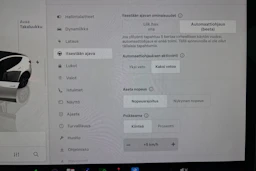 valkoinen Tesla Model Y 2023 kuva 27.