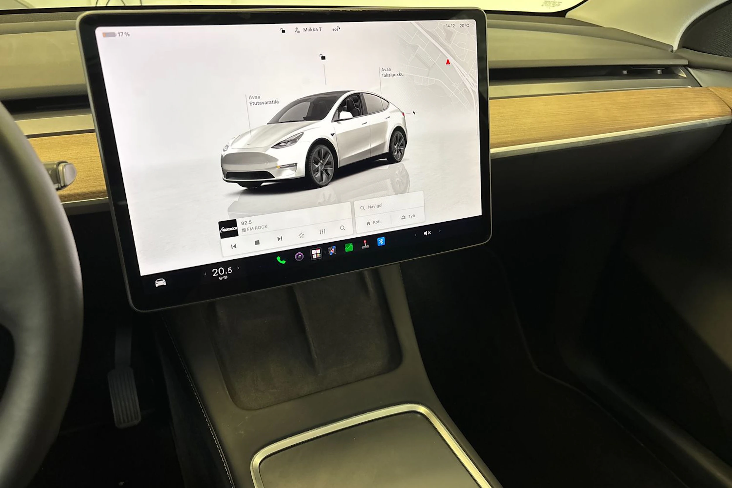 valkoinen Tesla Model Y 2023 kuva 28.