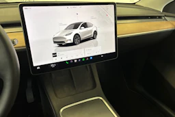 valkoinen Tesla Model Y 2023 kuva 28.