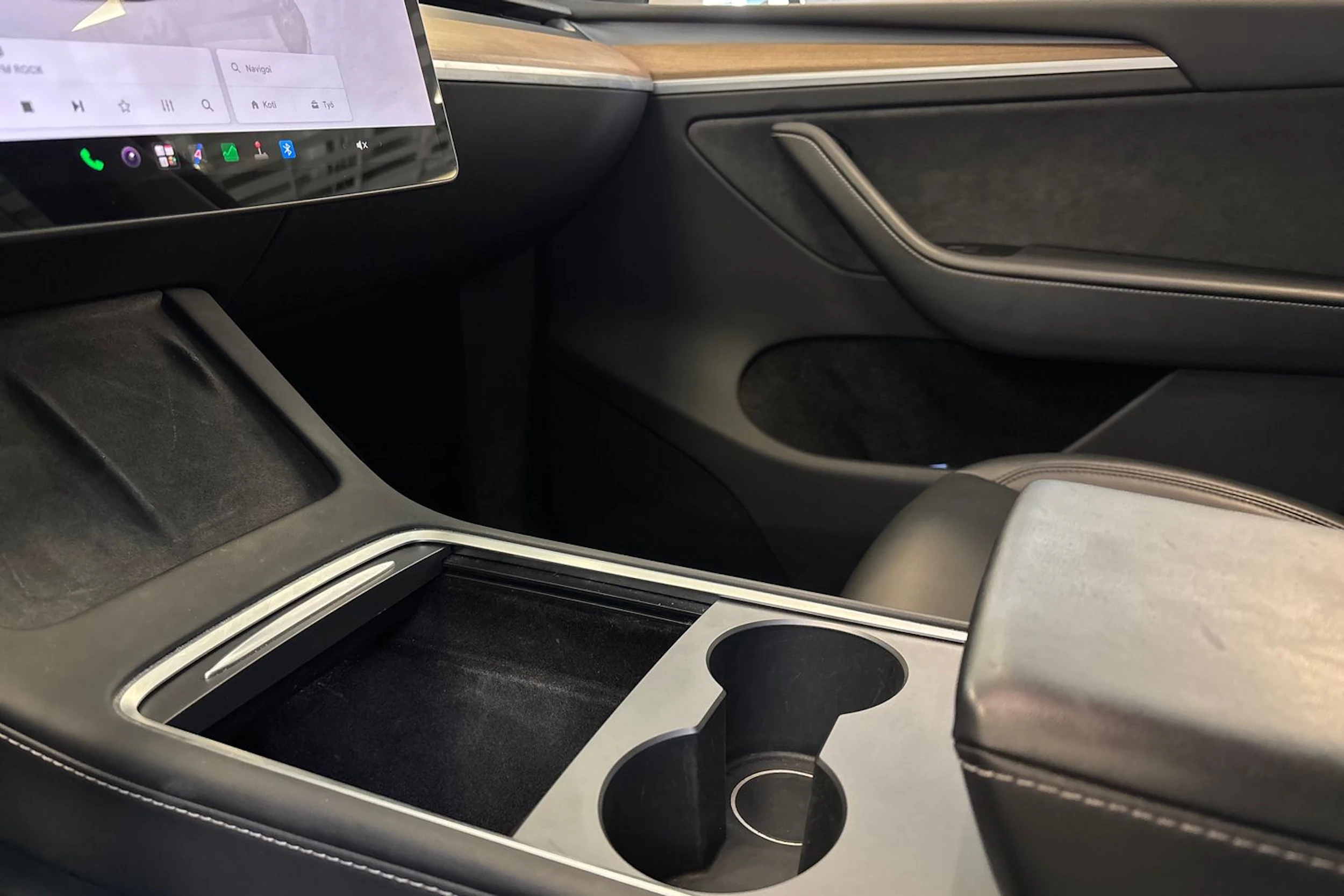 valkoinen Tesla Model Y 2023 kuva 29.