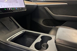 valkoinen Tesla Model Y 2023 kuva 29.