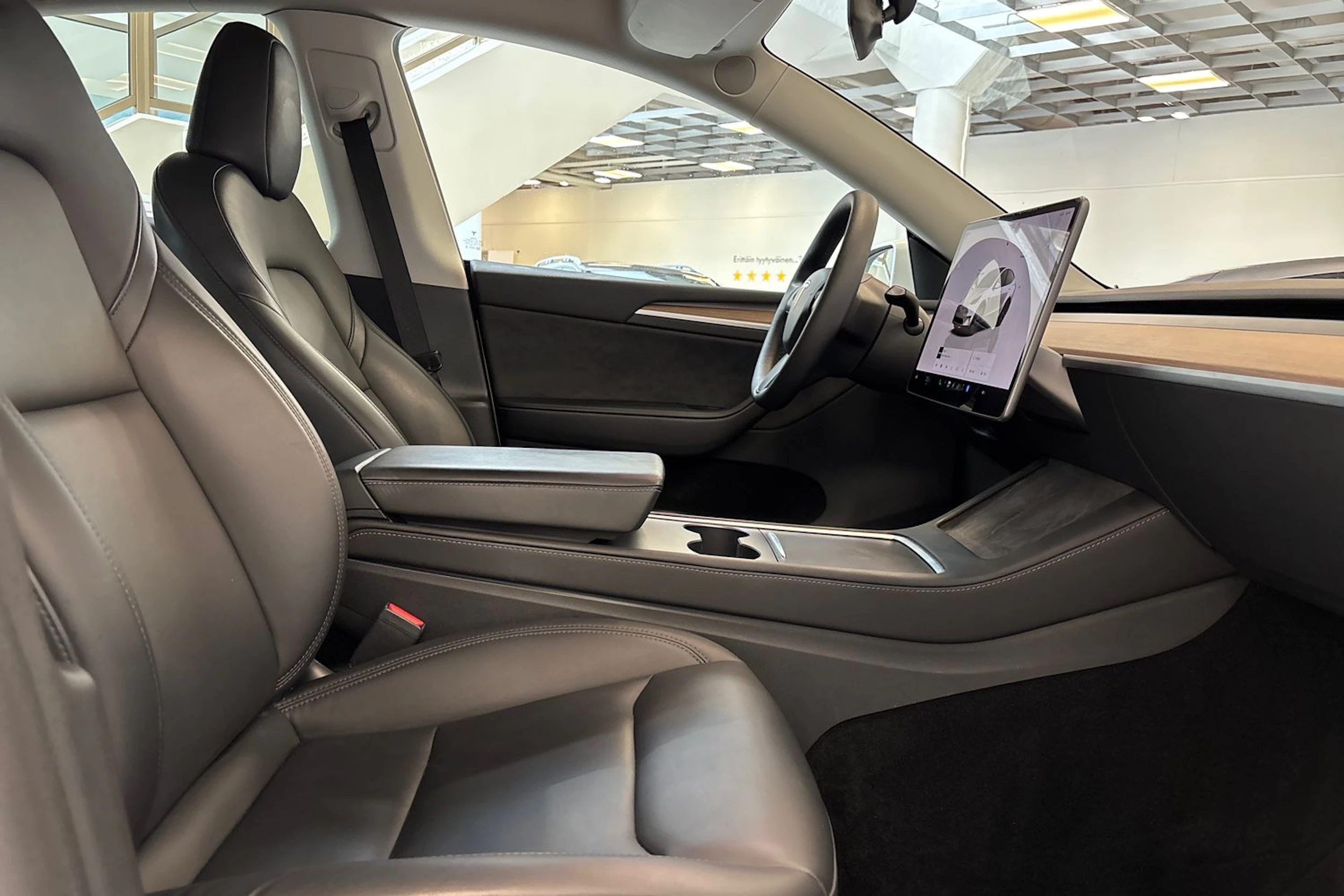 valkoinen Tesla Model Y 2023 kuva 30.