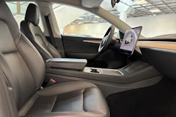 valkoinen Tesla Model Y 2023 kuva 30.