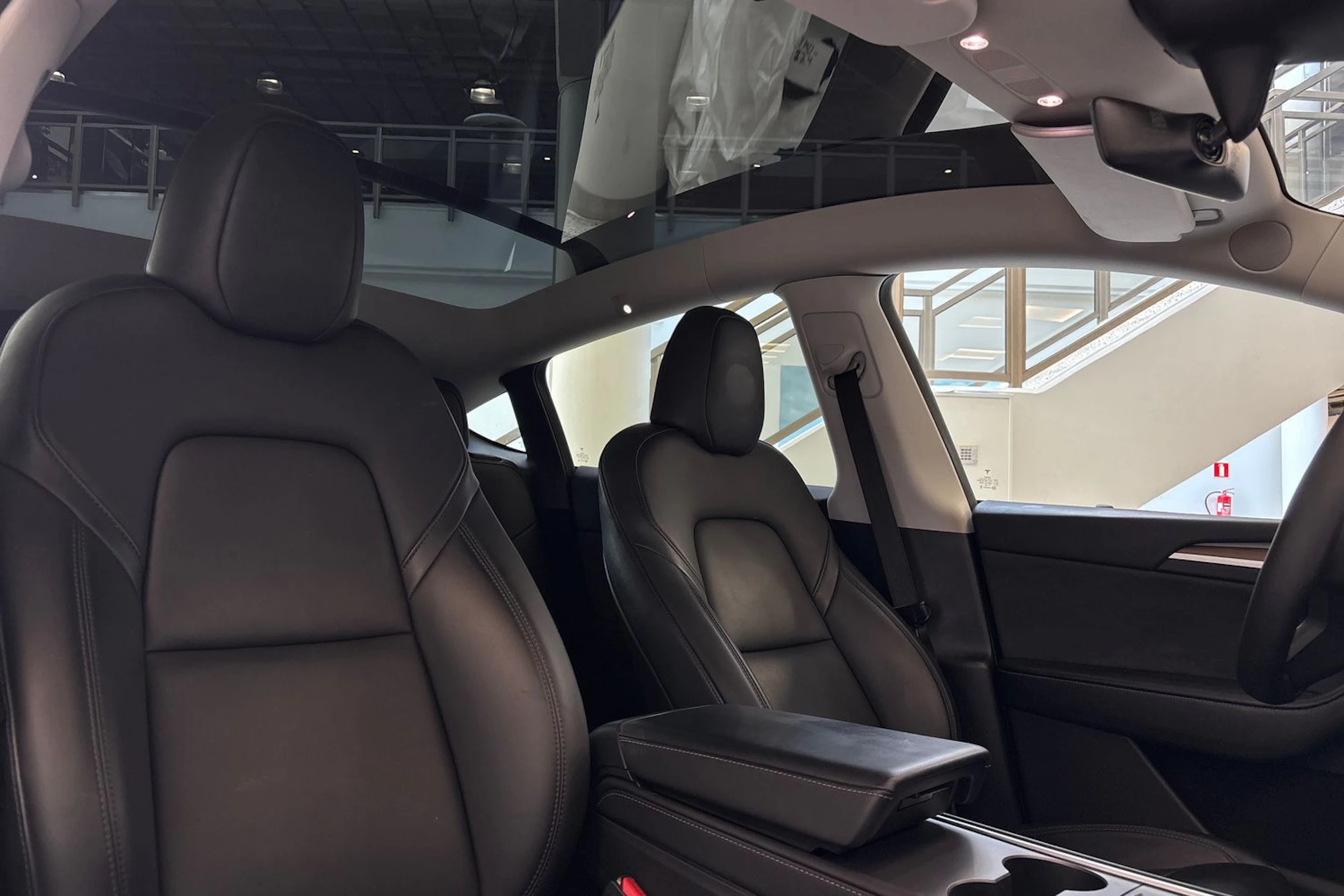 valkoinen Tesla Model Y 2023 kuva 31.