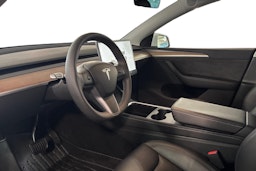 valkoinen Tesla Model Y 2023 kuva 6.