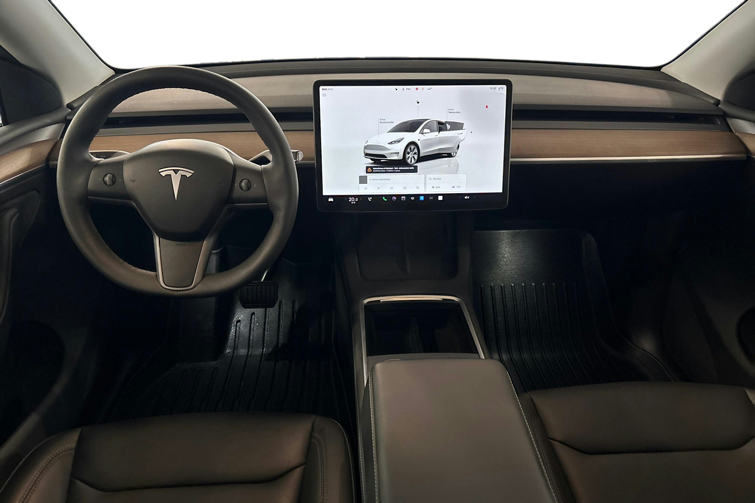 valkoinen Tesla Model Y 2023 kuva 7.