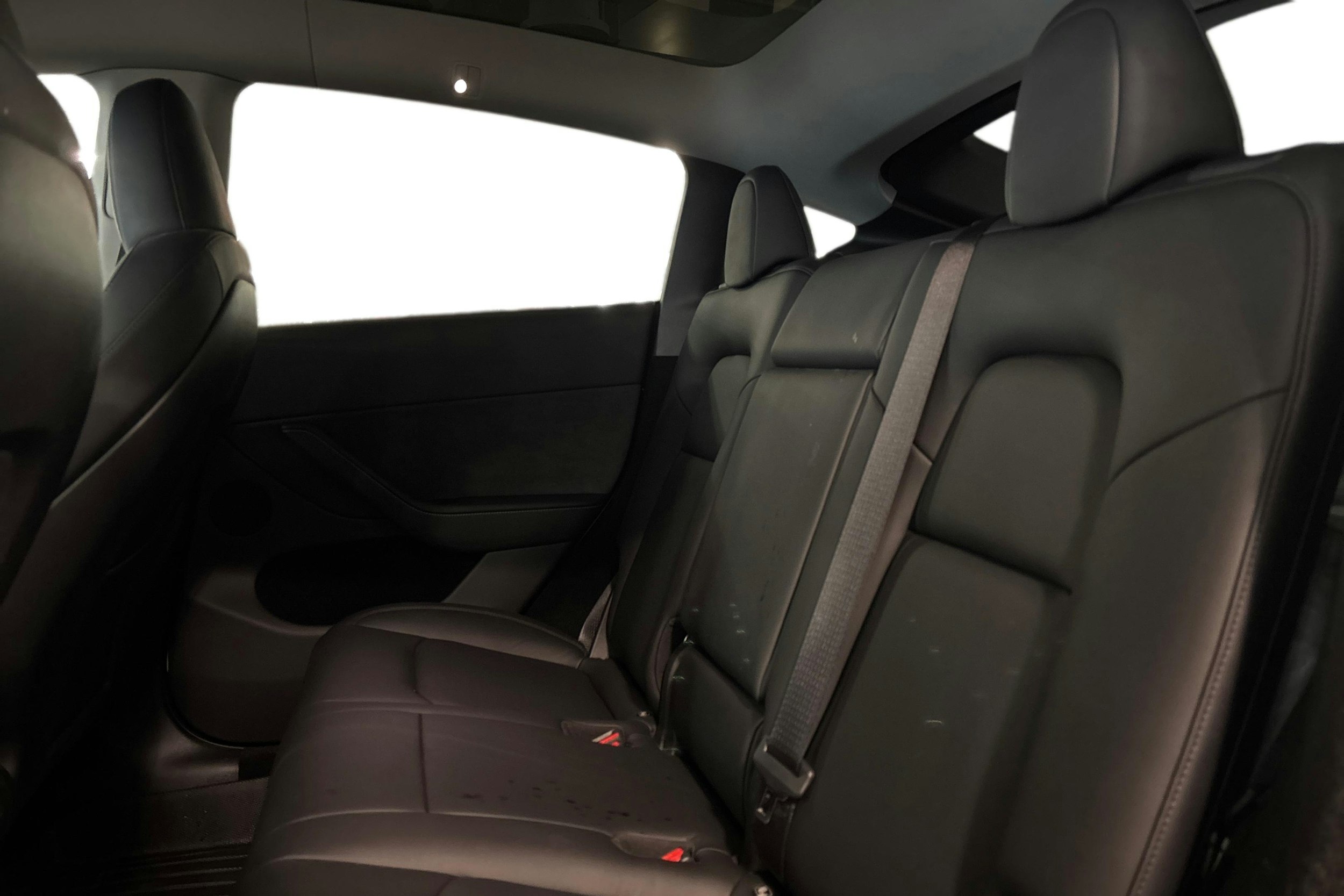 valkoinen Tesla Model Y 2023 kuva 8.