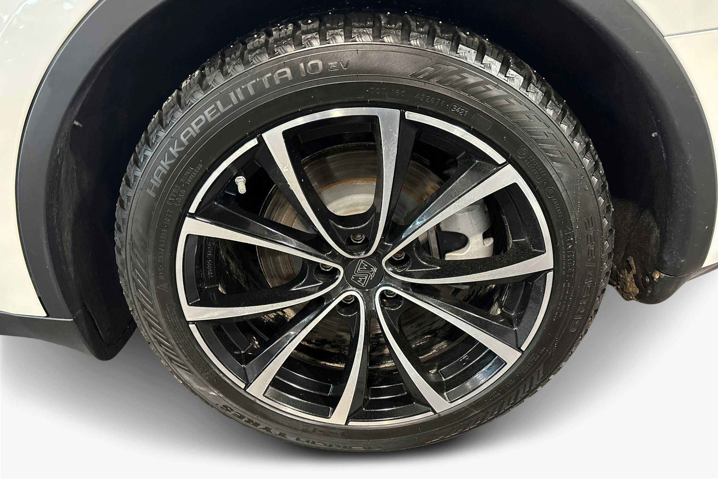 valkoinen Tesla Model Y 2023 kuva 9.