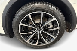 valkoinen Tesla Model Y 2023 kuva 9.