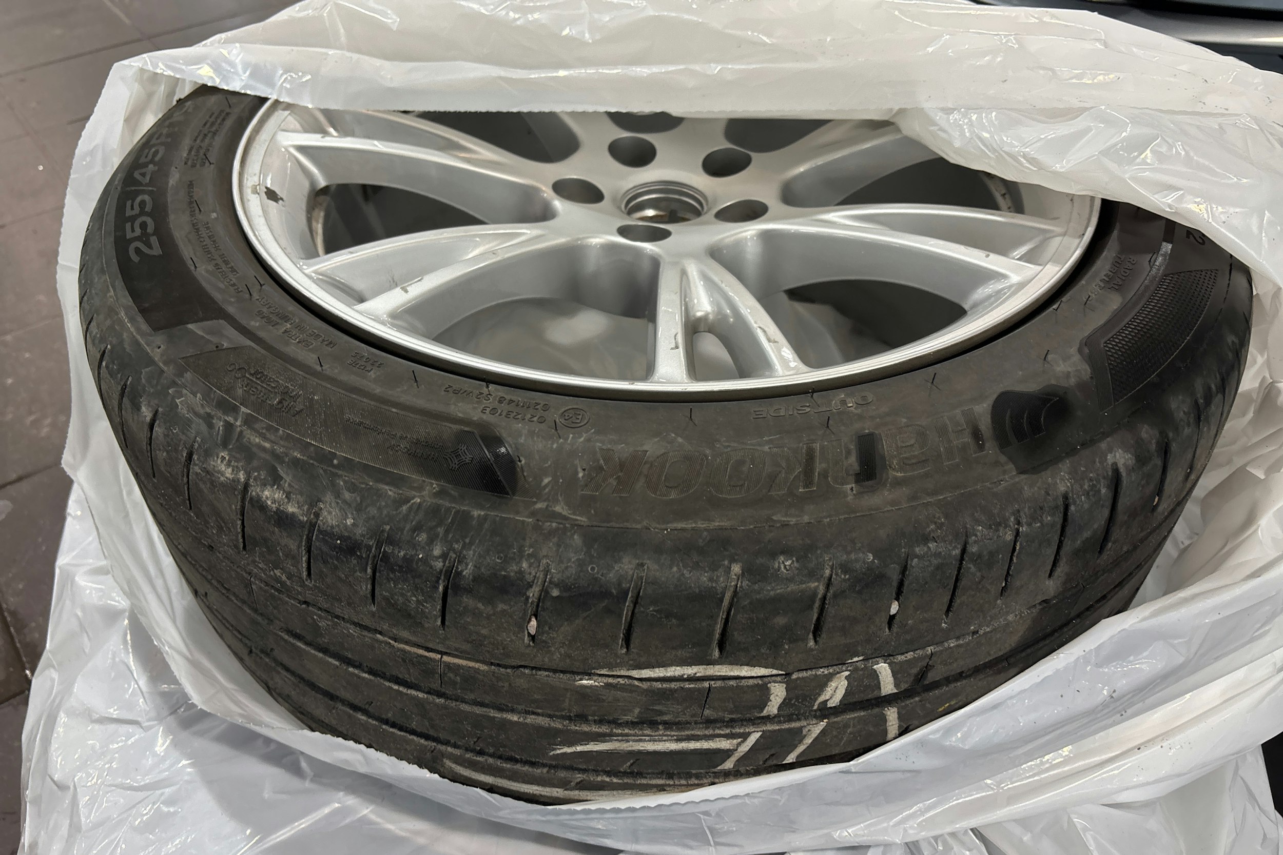 valkoinen Tesla Model Y 2023 kuva 10.