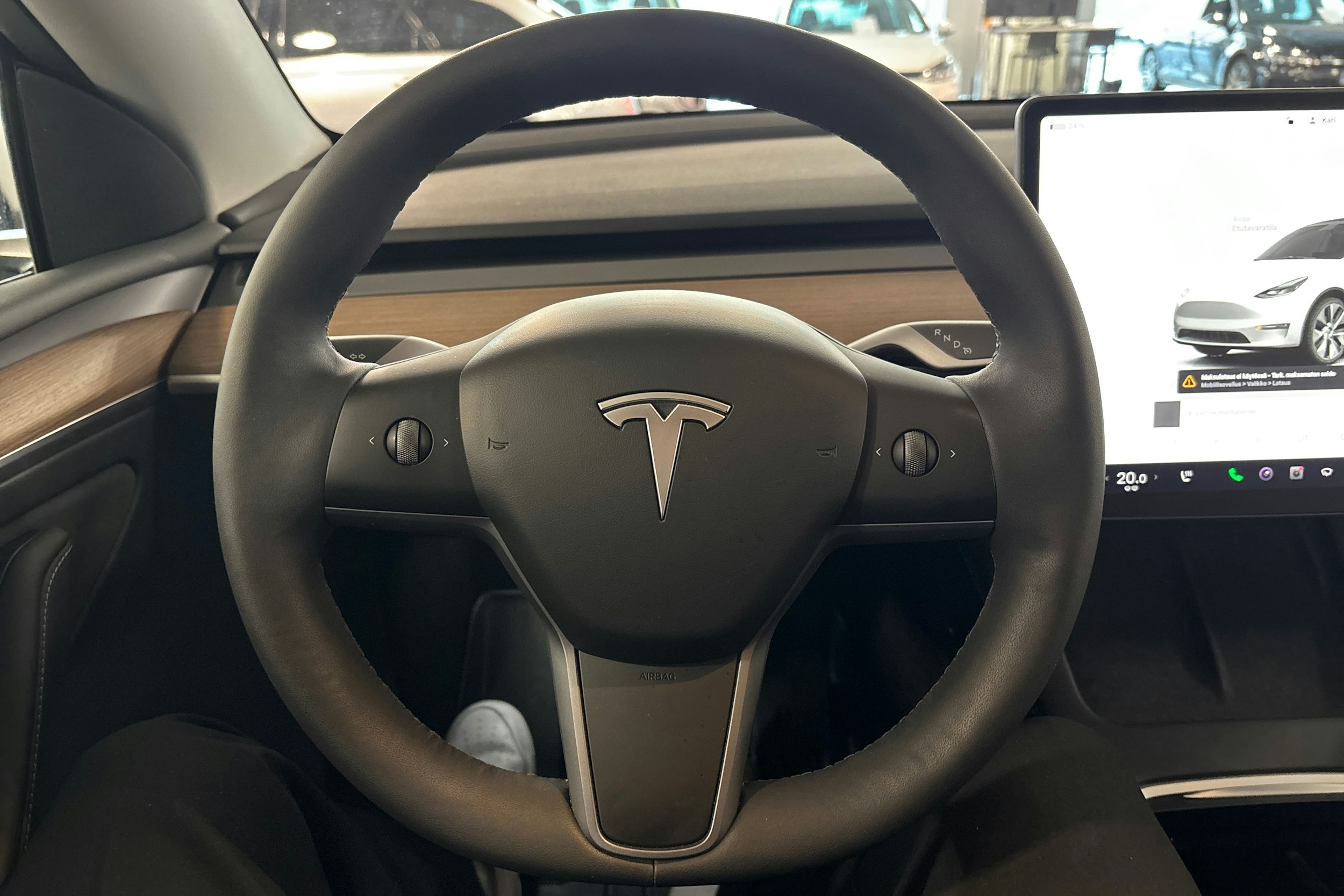 valkoinen Tesla Model Y 2023 kuva 11.