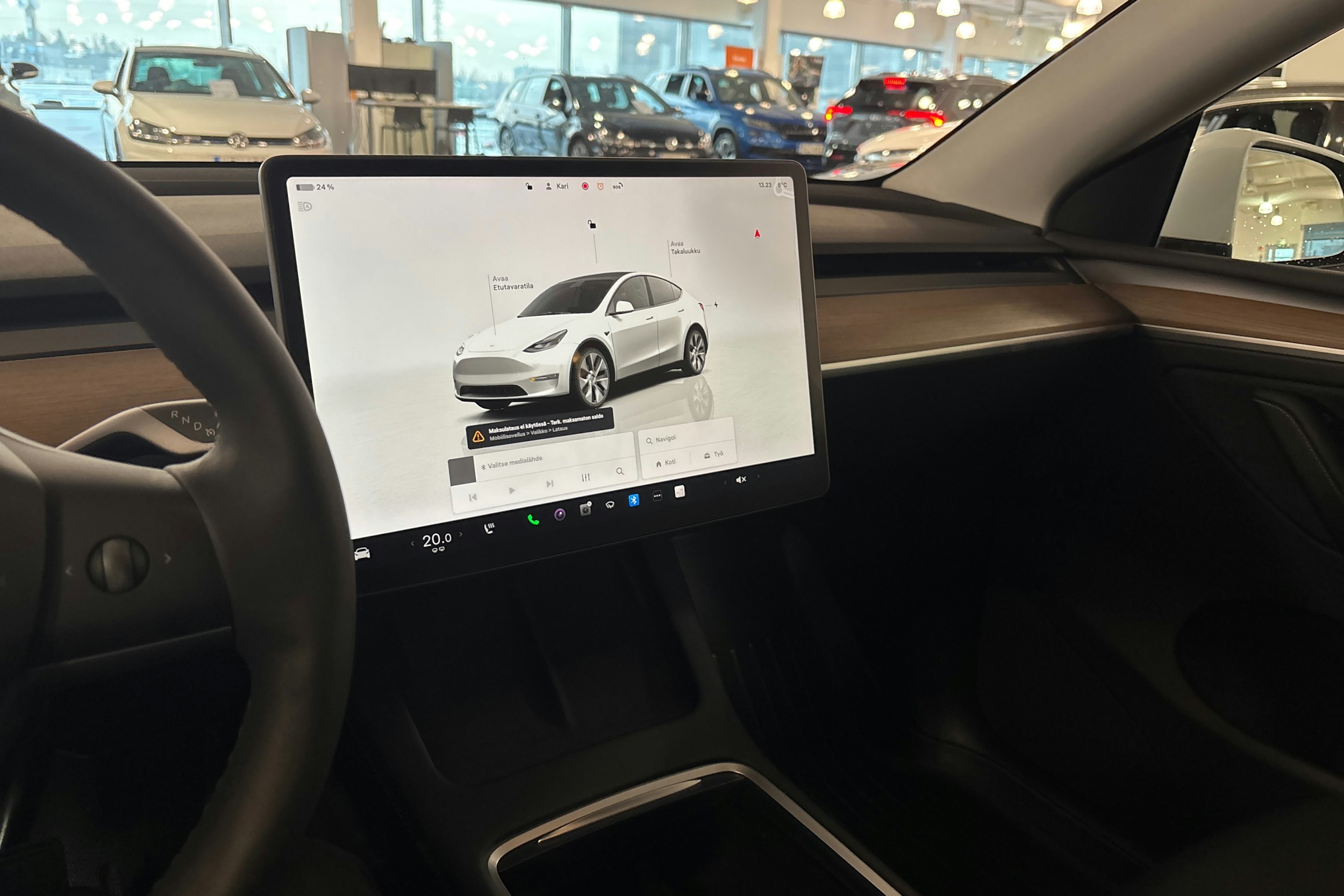 valkoinen Tesla Model Y 2023 kuva 12.