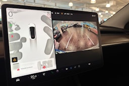 valkoinen Tesla Model Y 2023 kuva 13.