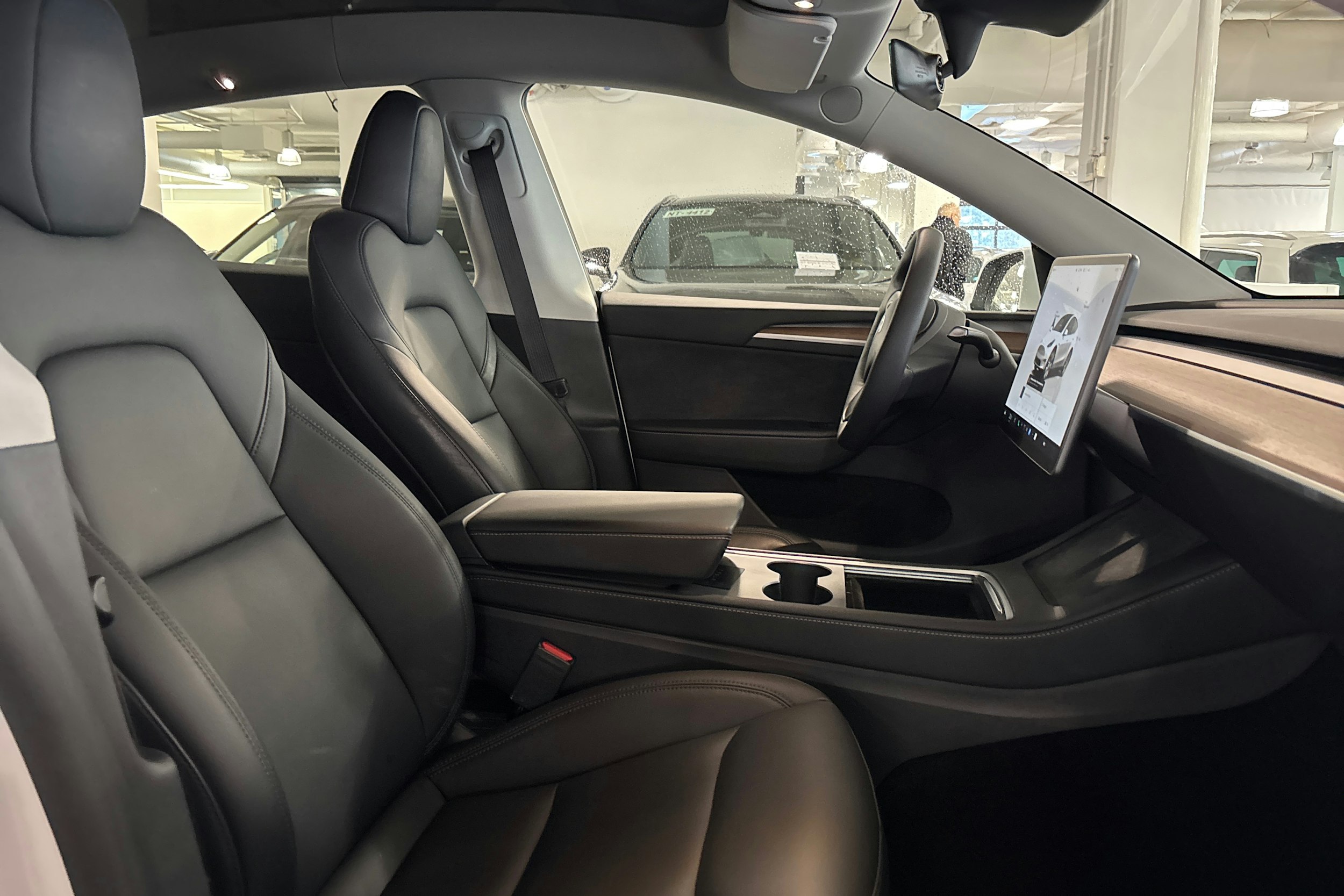 valkoinen Tesla Model Y 2023 kuva 15.