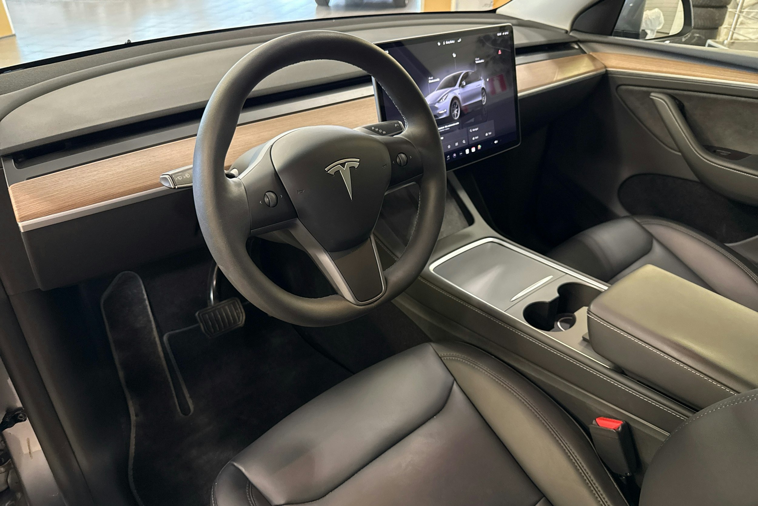 harmaa Tesla Model Y 2023 kuva 6.