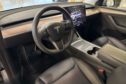 harmaa Tesla Model Y 2023 kuva 6.