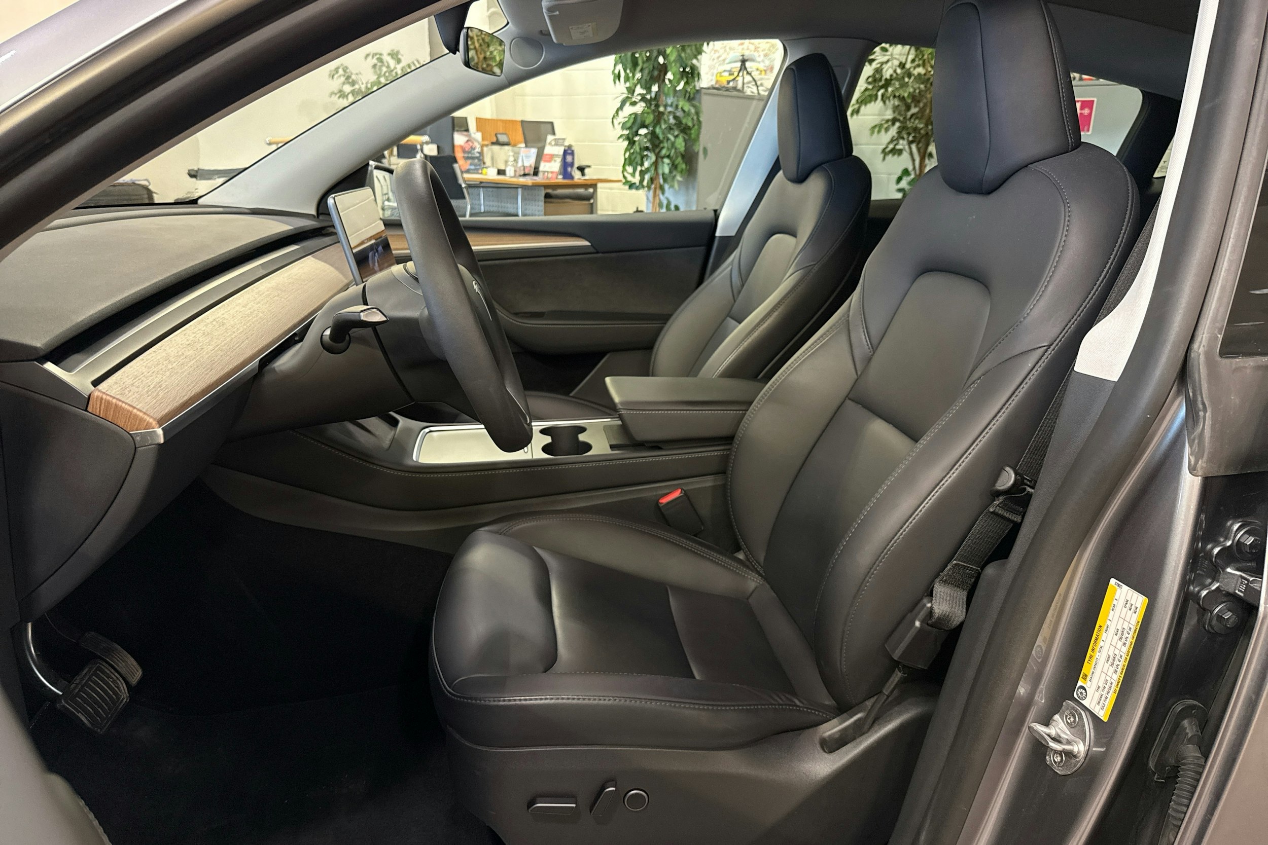 harmaa Tesla Model Y 2023 kuva 8.