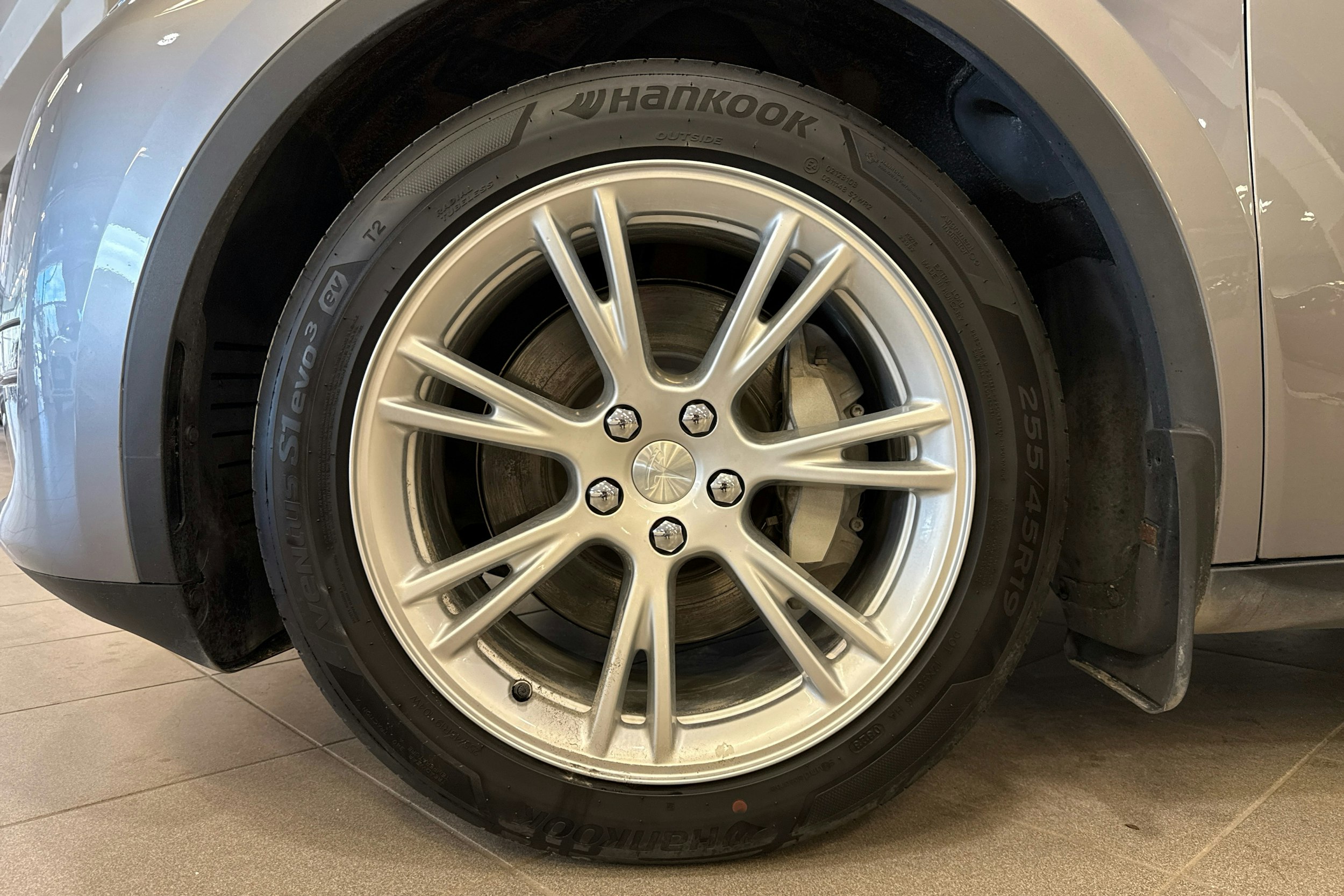 harmaa Tesla Model Y 2023 kuva 9.