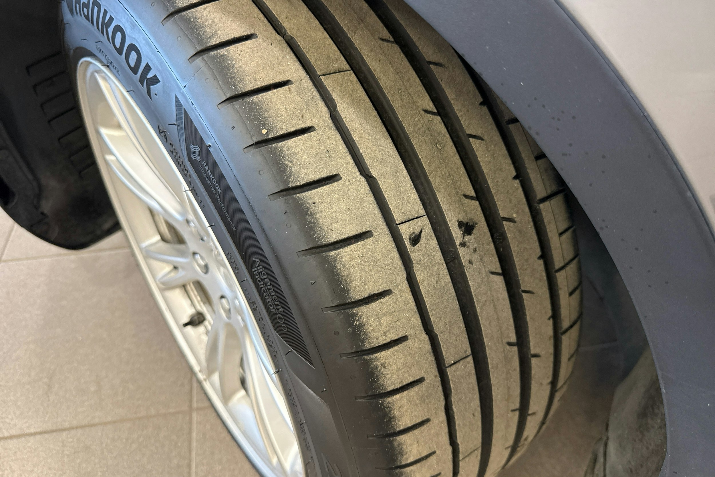 harmaa Tesla Model Y 2023 kuva 10.