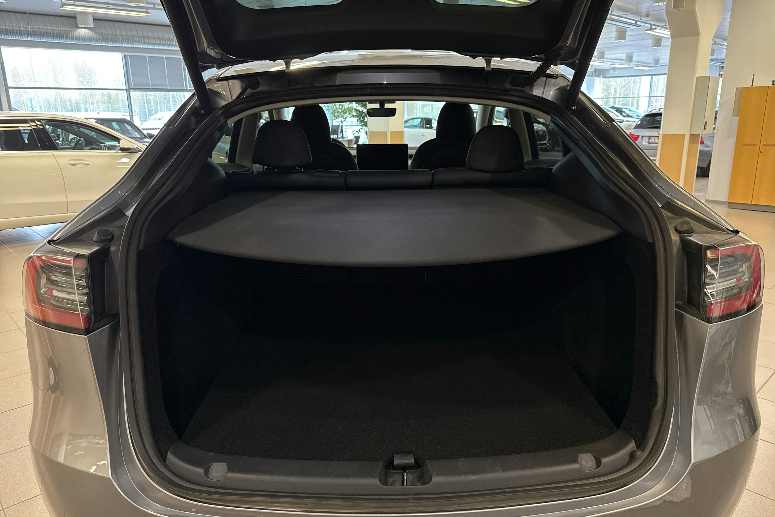 harmaa Tesla Model Y 2023 kuva 11.