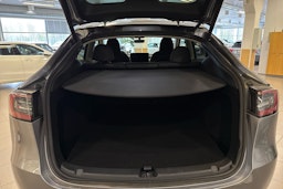 harmaa Tesla Model Y 2023 kuva 11.