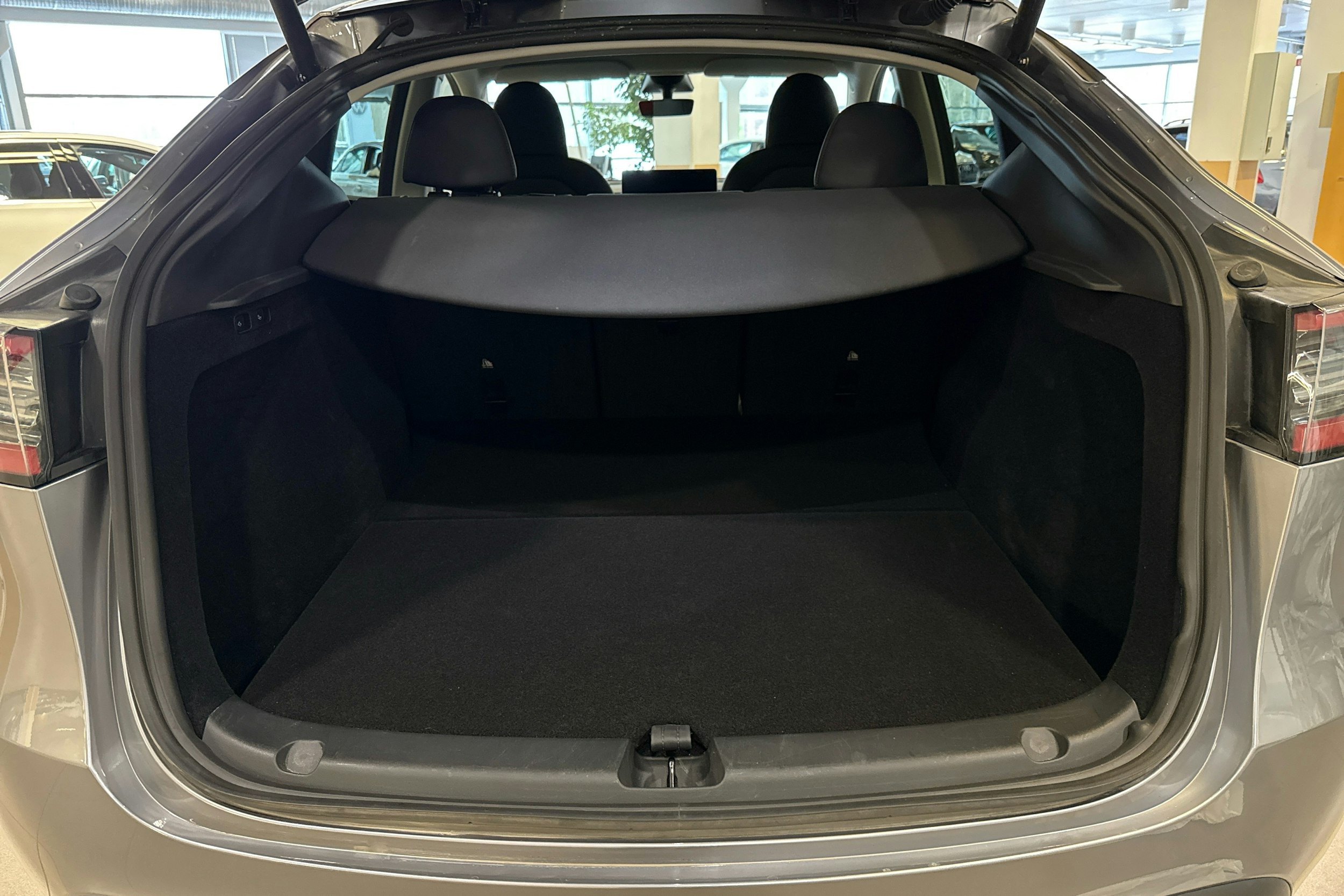 harmaa Tesla Model Y 2023 kuva 12.