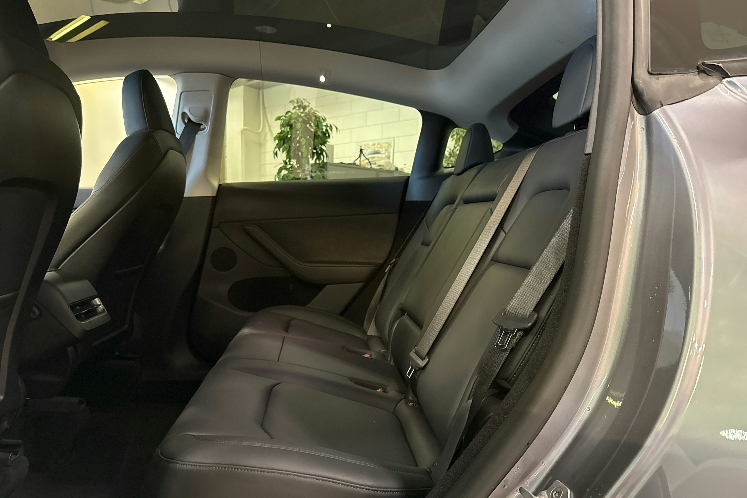 harmaa Tesla Model Y 2023 kuva 15.
