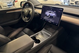 harmaa Tesla Model Y 2023 kuva 16.