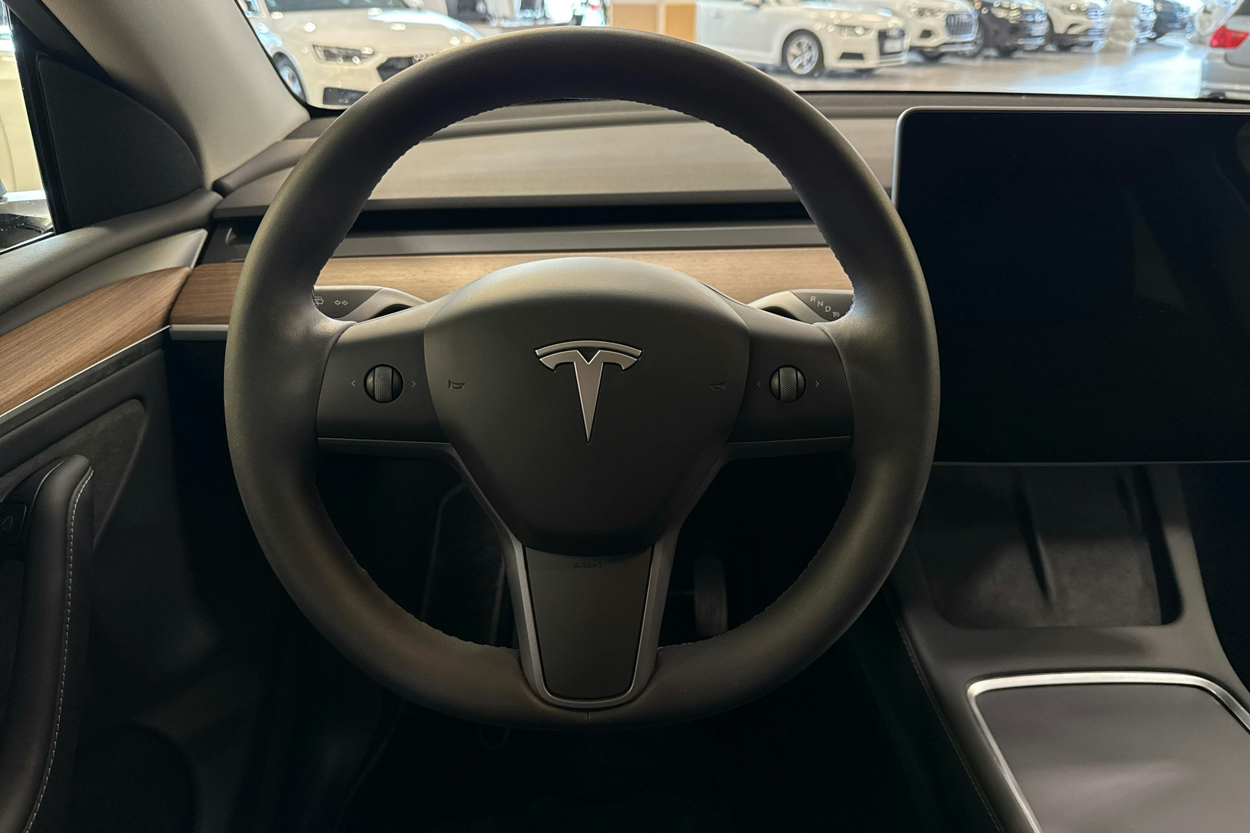 harmaa Tesla Model Y 2023 kuva 18.
