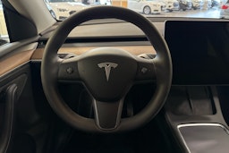 harmaa Tesla Model Y 2023 kuva 18.