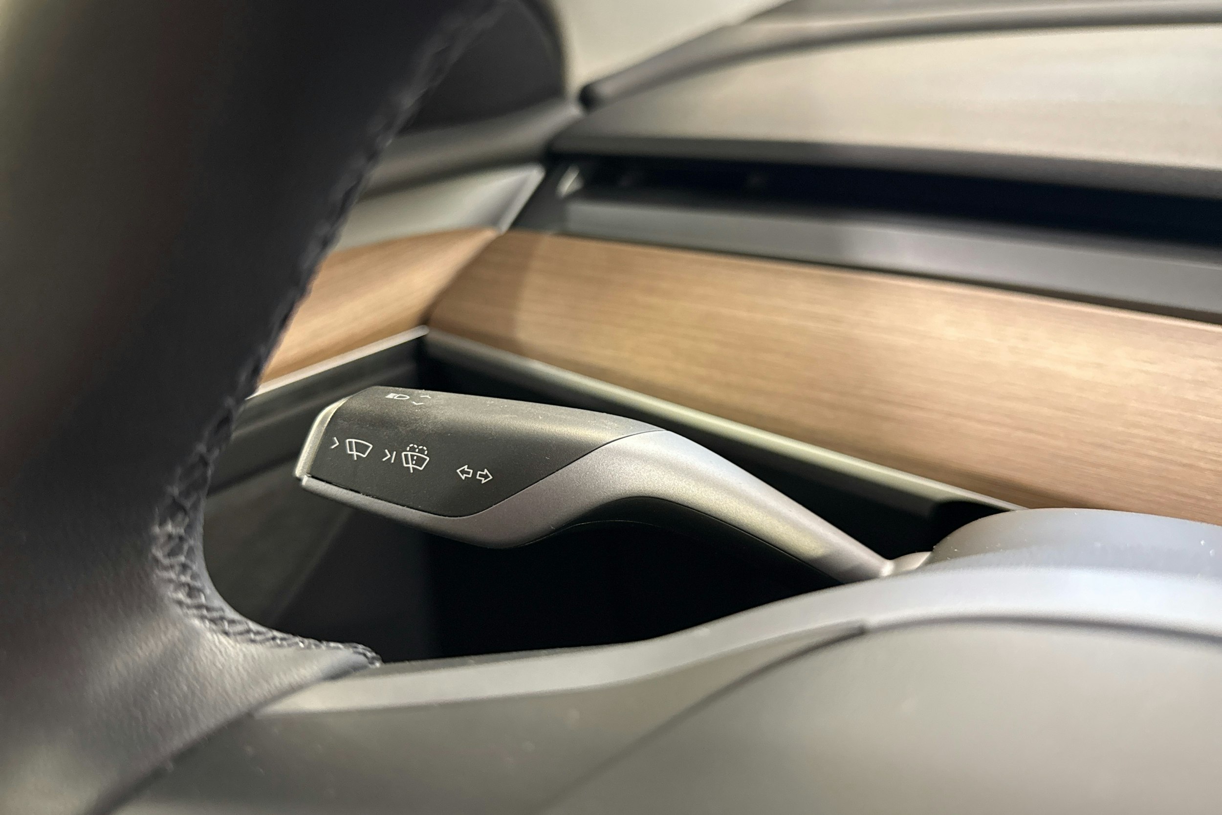 harmaa Tesla Model Y 2023 kuva 19.