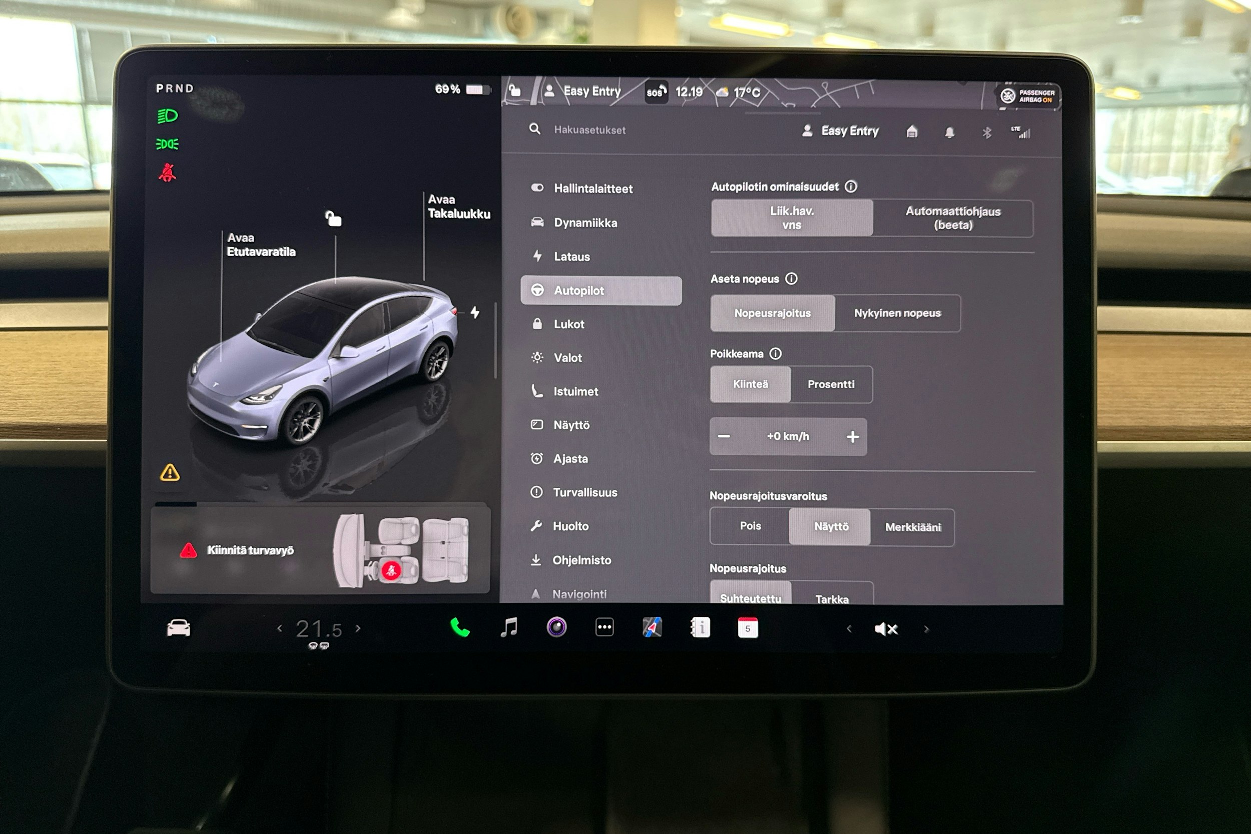 harmaa Tesla Model Y 2023 kuva 24.