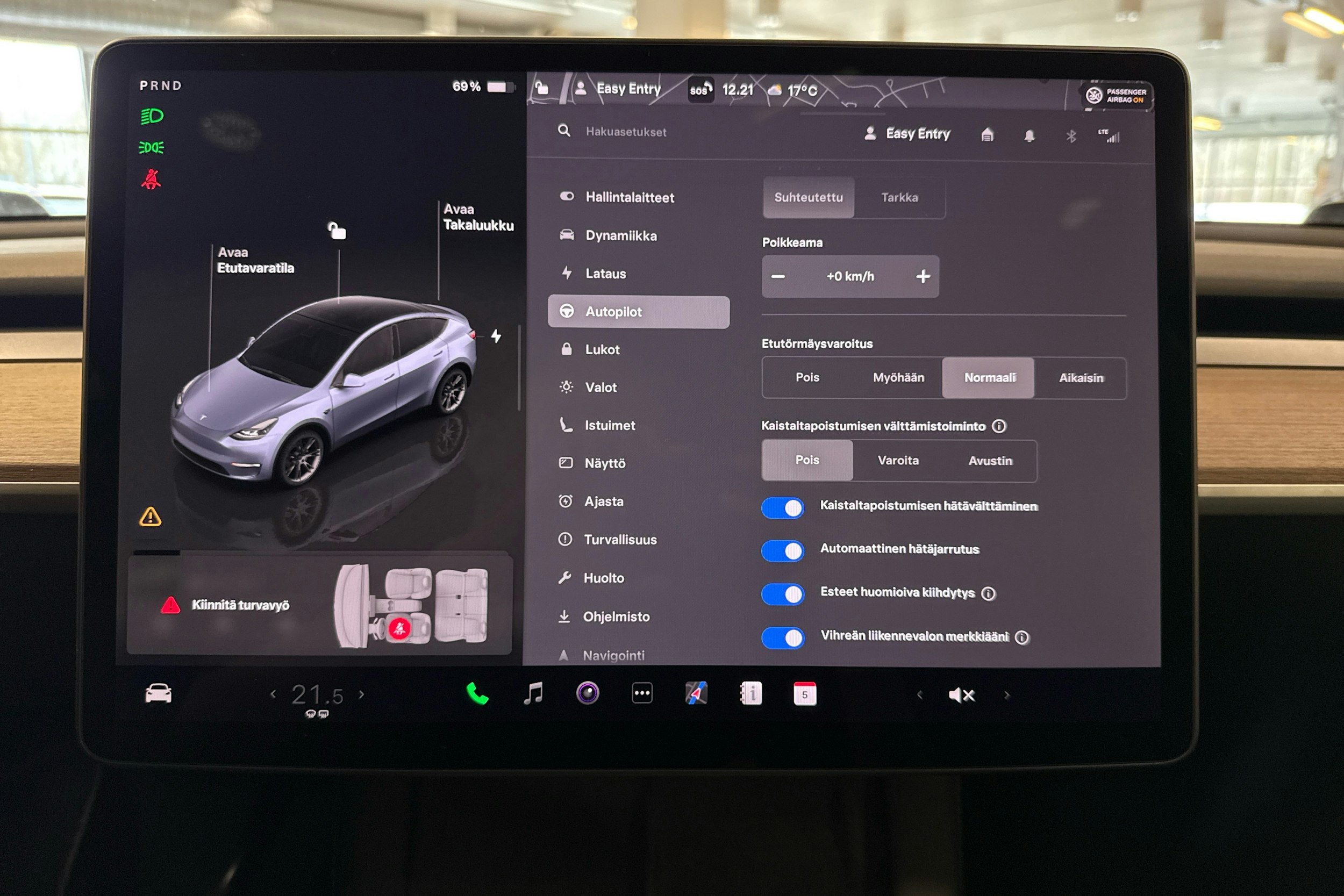 harmaa Tesla Model Y 2023 kuva 25.