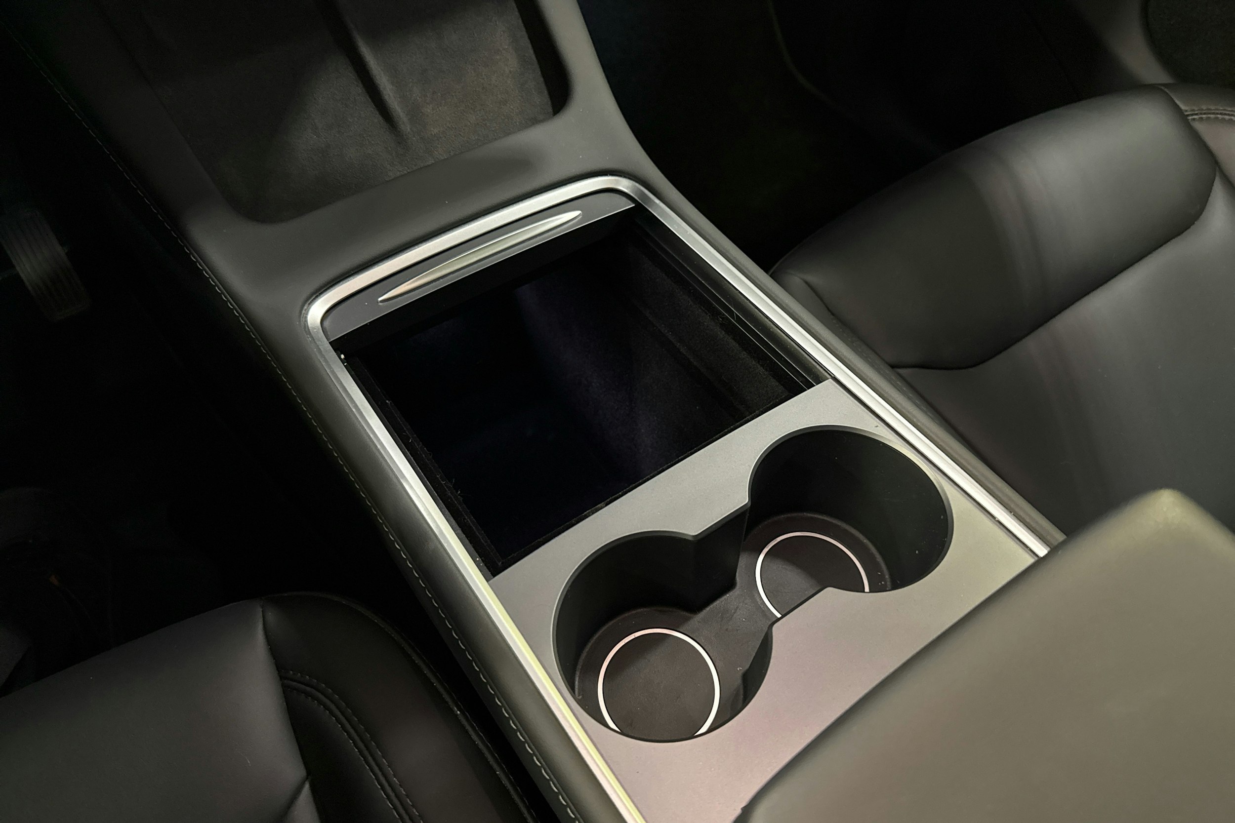 harmaa Tesla Model Y 2023 kuva 29.