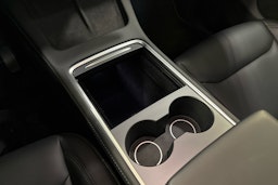 harmaa Tesla Model Y 2023 kuva 29.