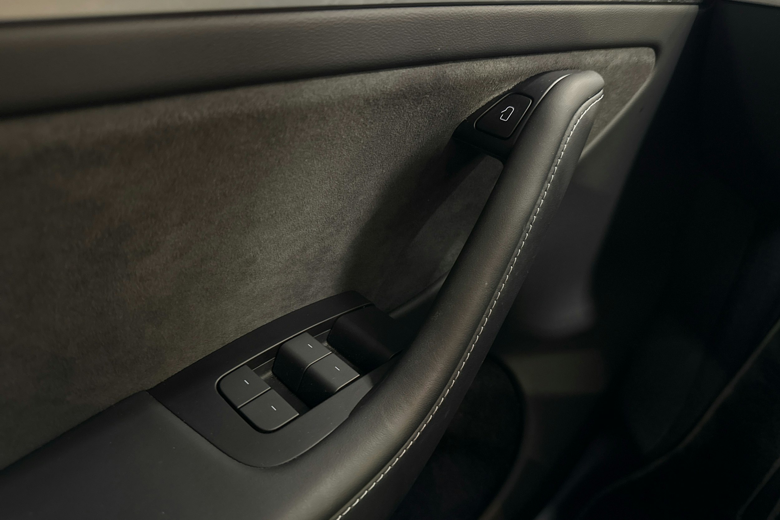harmaa Tesla Model Y 2023 kuva 30.