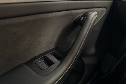 harmaa Tesla Model Y 2023 kuva 30.