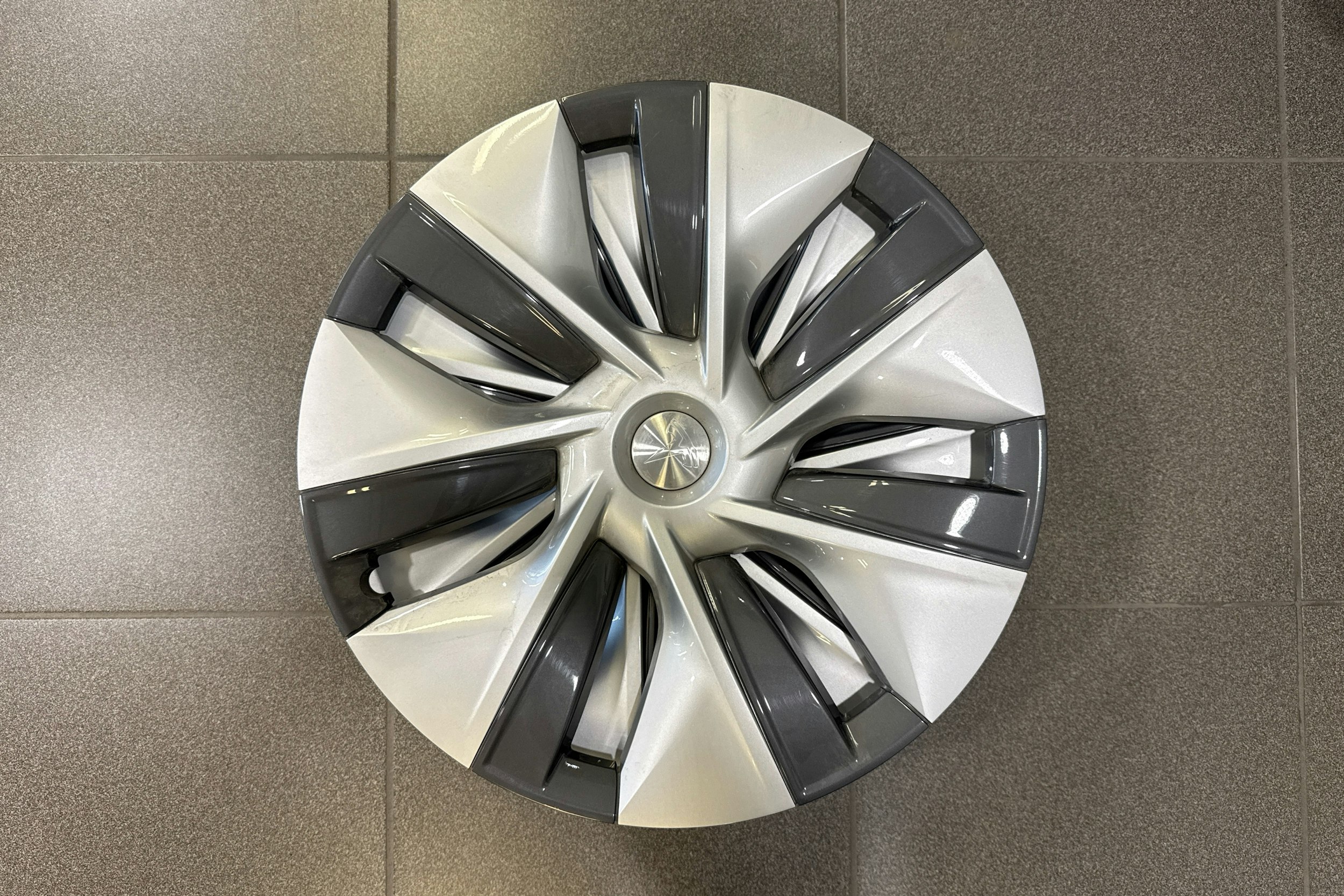 harmaa Tesla Model Y 2023 kuva 34.