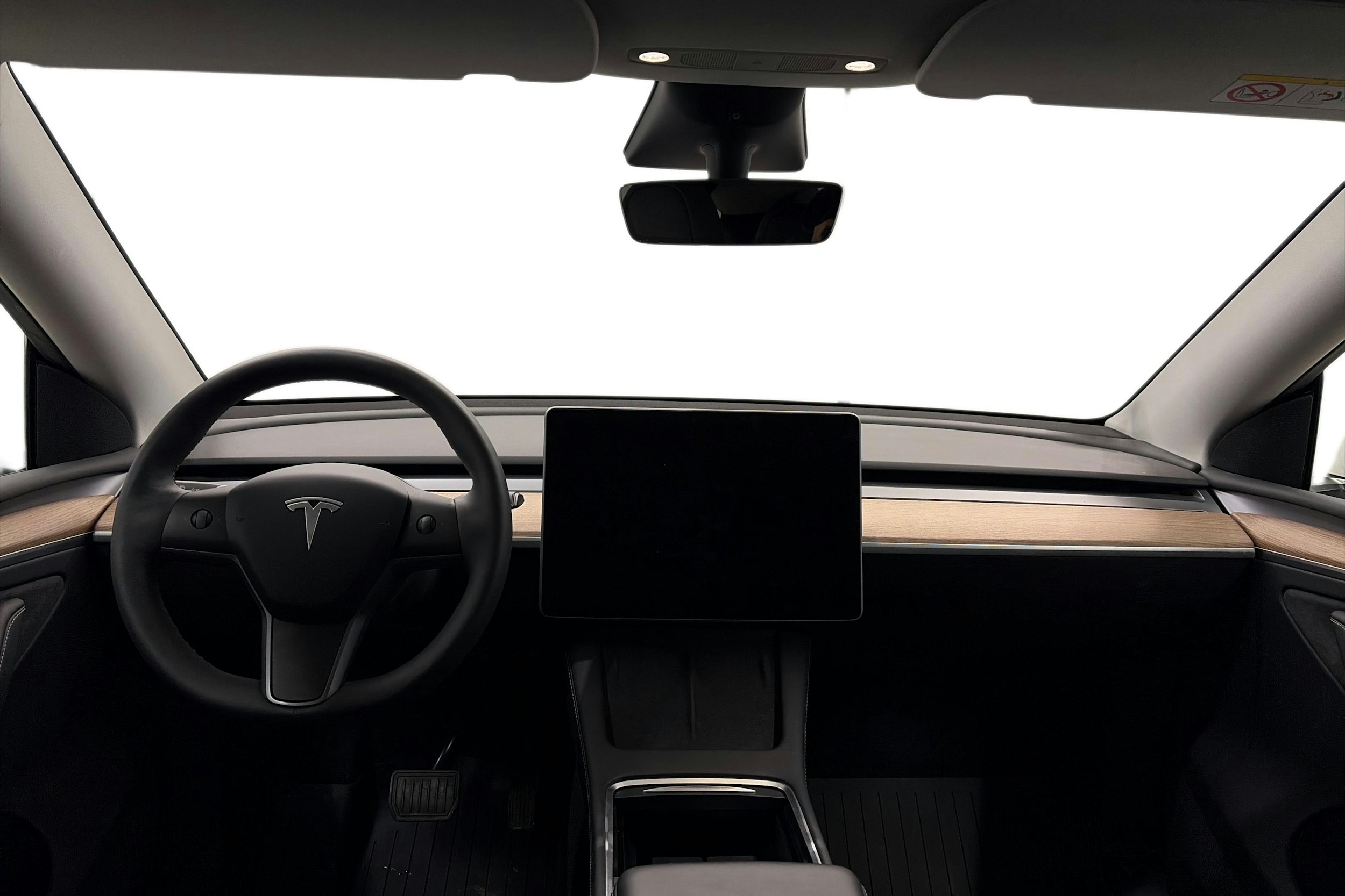 valkoinen Tesla Model Y 2023 kuva 9.