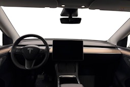 valkoinen Tesla Model Y 2023 kuva 9.